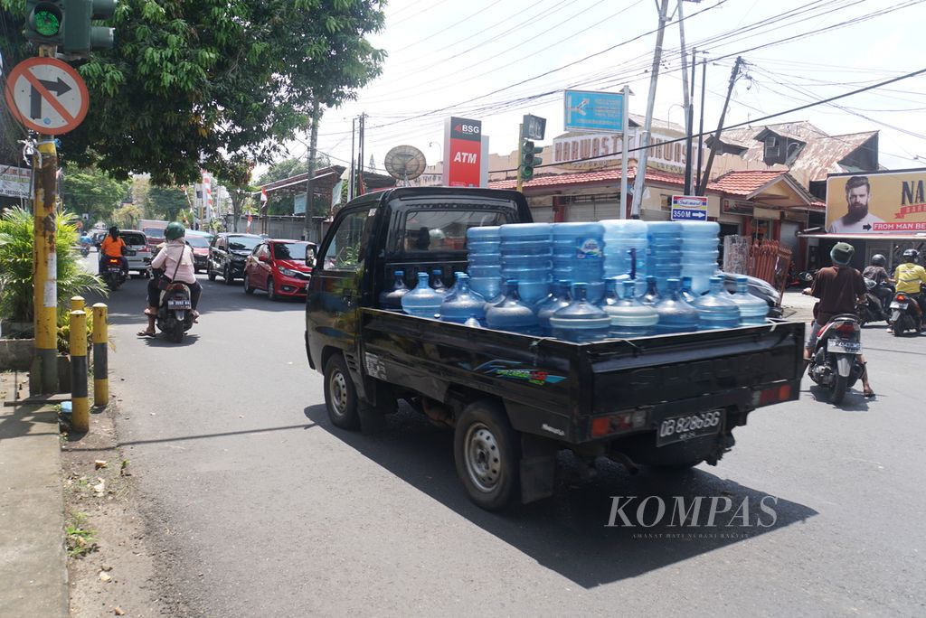 Mobil bak terbuka mengangkut puluhan galon air mineral, Jumat (16/9/2022) di Manado, Sulawesi Utara. Manado termasuk kota ditemukannya air minum dalam kemasan galon polikarbonat dengan kontaminasi Bisphenol-A melebihi ambang batas 0,6 ppm.