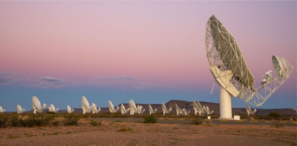 Teleskop radio MeerKAT di Afrika Selatan. Sistem teleskop ini terdiri atas 64 teleskop radio yang masing-masing memiliki diamater piringan sebesar 13,5 meter. 