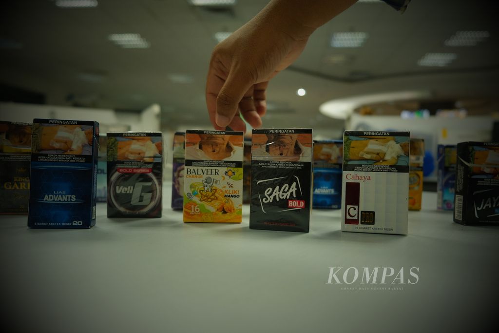 Rokok ilegal beragam merek yang <i>Kompas</i> temukan selama penelusuran pada Juli hingga Agustus 2024. Foto diambil pada Senin (2/9/2024).