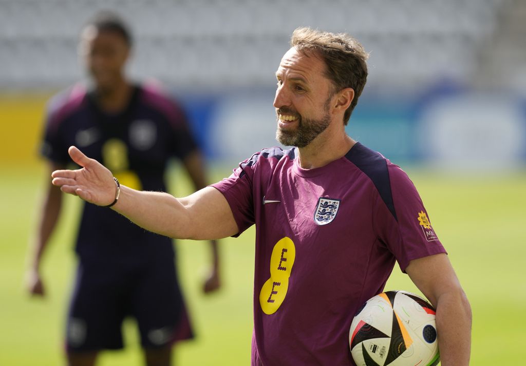 Pelatih Inggris Gareth Southgate memberikan arahan dalam sesi latihan terbuka di Stadion Jena, Jerman, Selasa (11/6/2024). Inggris di bawah besutan Southgate sebelumnya menjadi <i>runner-up </i>Piala Eropa 2020.