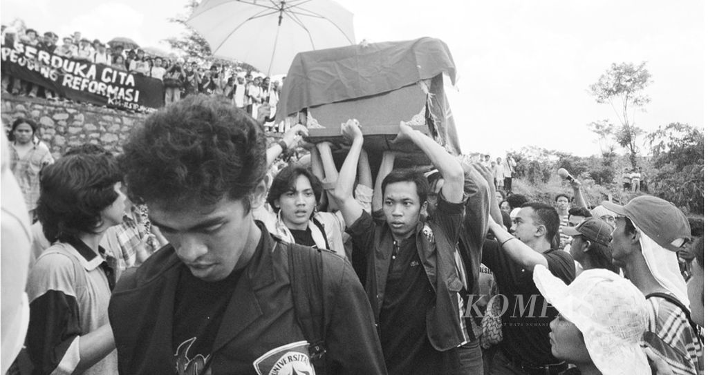 Puluhan ribu orang yang terdiri dari mahasiswa berbagai perguruan tinggi di Jakarta, aktivis, tokoh masyarakat, artis, dosen, dan berbagai kelompok profesi lainnya, Rabu (13/5/1998) siang, berbaur menjadi satu di Tempat Pemakaman Umum Tanah Kusir Jakarta Selatan. Keheningan, wajah tertunduk sedih, mata berkaca-kaca dan isak tangis tertahan dan sesekali seruan Allahu Akbar mewarnai suasana pemakaman dua jenazah mahasiswa Universitas Trisakti ”Pejuang Reformasi”, Elang Mulya Lesmana dan Heri Hartanto.