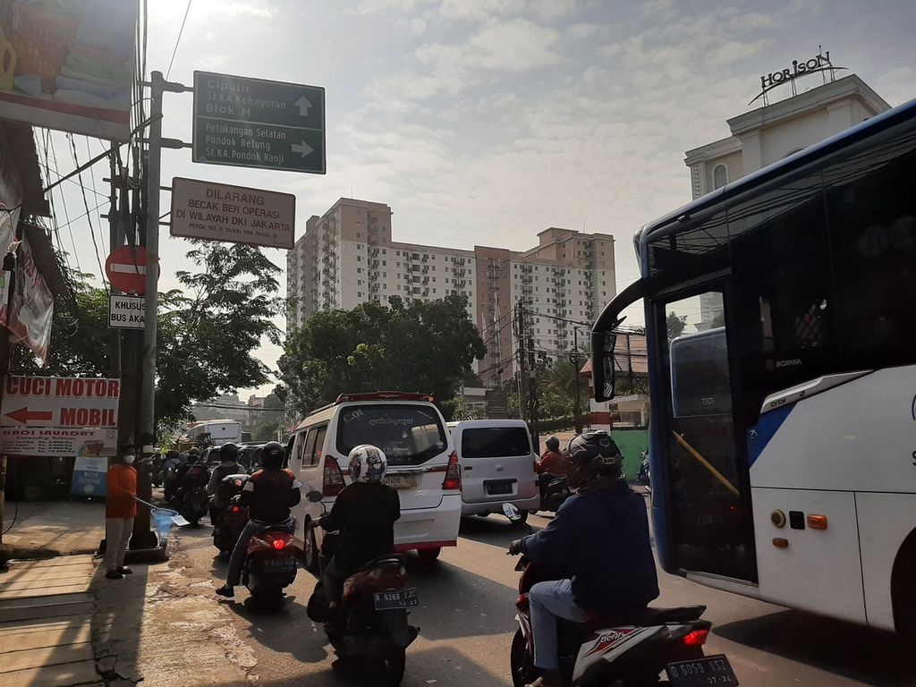 Kemacetan kendaraan di depan Halte Transjakarta Adam Malik, Jalan Ciledug Raya, Petukangan Utara, Jakarta Selatan, Kamis (13/10/2022), imbas penyempitan jalan akibat pembangunan jalur layang Transjakarta.