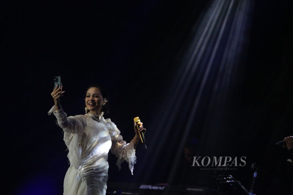 Andien tampil prima pada hari pertama Jakarta International BNI Java Jazz Festival 2022 di JIExpo, Kemayoran, Jakarta, Jumat (27/5/2022). Setelah tahun lalu vakum karena Covid-19, pergelaran jazz terbesar di Indonesia ini kembali diadakan selama tiga hari, hingga 29 Mei.