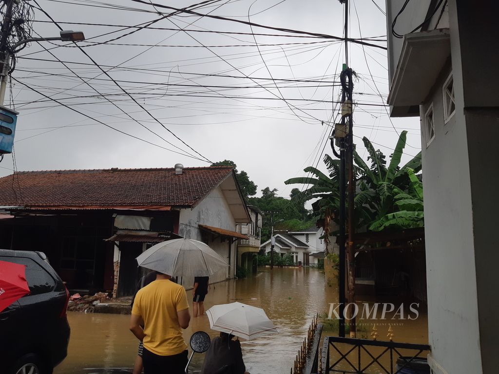 Floods inundated the area of Jalan Zeni AD, Rawajati Subdistrict, Pancoran District, South Jakarta, on Saturday (25/5/2024). The flood, which reached a height of up to 60 centimeters, was caused by the overflowing of the Ciliwung River.