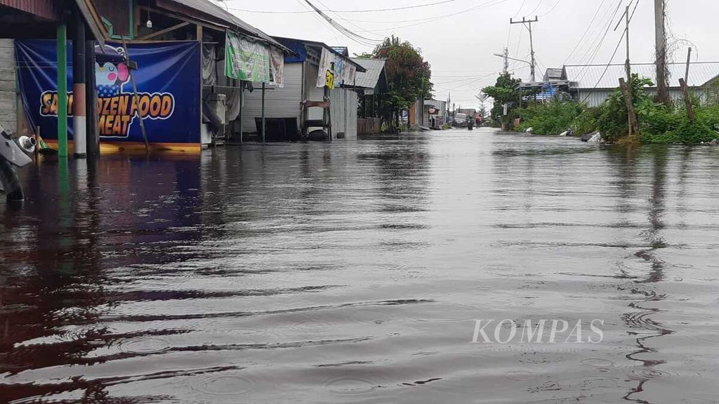 Banjir rendam permukiman warga di Jalan Arut, Kelurahan Palangka, Kota Palangkaraya, Kalimantan Tengah, Rabu (13/3/2024). 