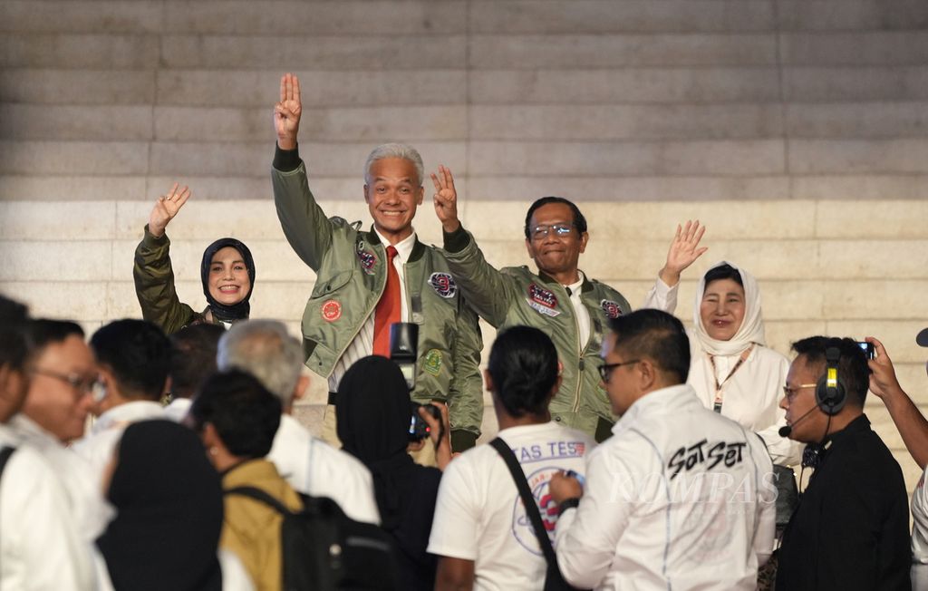 Calon presiden-wakil presiden nomor urut 3, Ganjar Pranowo-Mahfud MD, tiba di Istora Senayan, Jakarta, Minggu (7/1/2024). 
