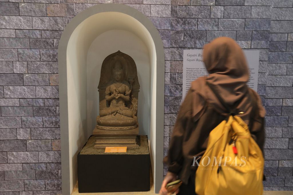 Patung Gayatri Rajapatni, salah satu koleksi patung dengan kondisi yang paling utuh dan sempurna, turut ditampilkan dalam pameran bertajuk ”The Truth Inside You: Alunan Kisah Tentang Perempuan” di Museum Nasional, Jakarta, Kamis (15/12/2022). 