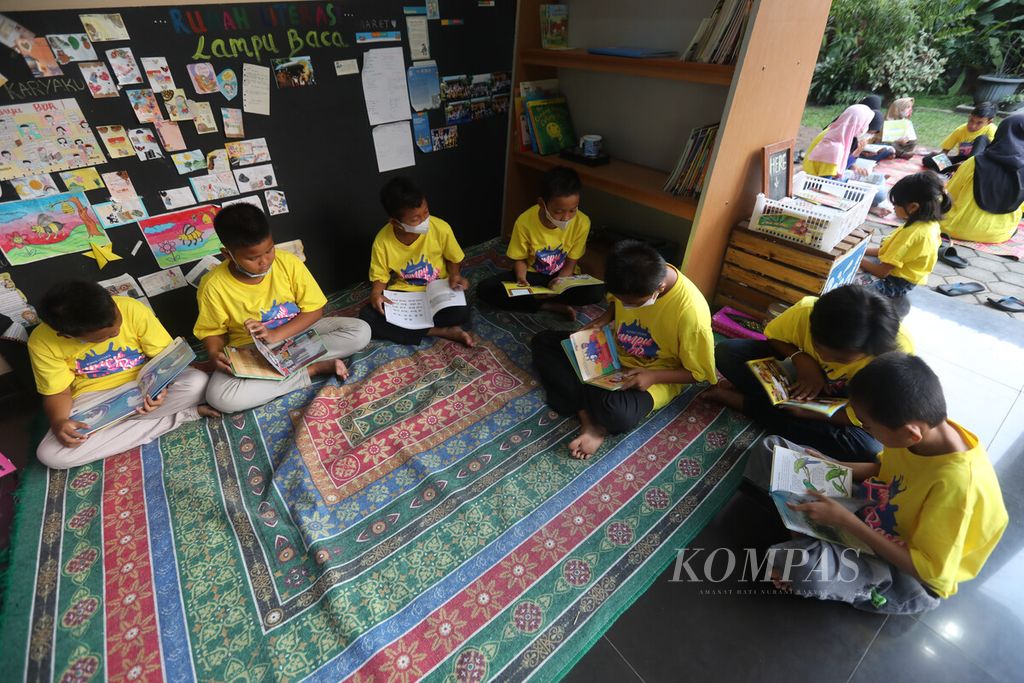 Anak-anak yang tergabung dalam komunitas Rumah Literasi Lampu Baca Bale Buku Cipayung, Jakarta Timur, mengisi kegiatan liburan dengan beragam aktivitas, Jumat (8/7/2022). 