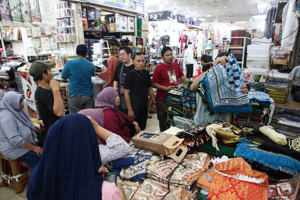 Pedagang perlengkapan shalat mempersiapkan sajadah dalam jumlah banyak yang dibeli pengunjung di pusat perbelanjaan Thamrin City, Jakarta Pusat, Minggu (3/3/2024). Pedagang mengatakan terjadi peningkatan kunjungan jelang Ramadhan .
