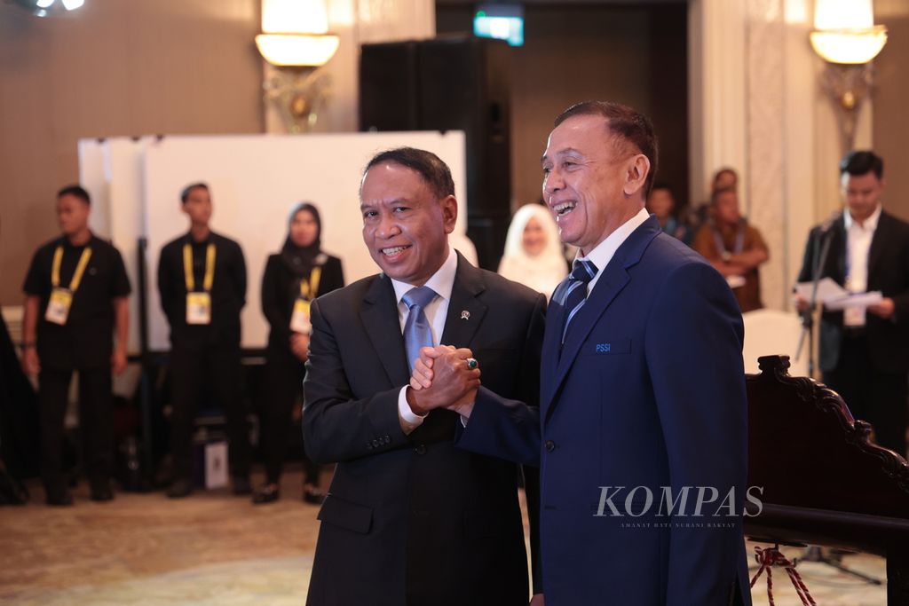 Menteri Pemuda dan Olahraga Zainudin Amali (kiri) dan Ketua Umum PSSI 2019-2023 Mochamad Iriawan seusai membuka secara resmi Kongres Luar Biasa PSSI di Jakarta, Kamis (16/2/2023). 