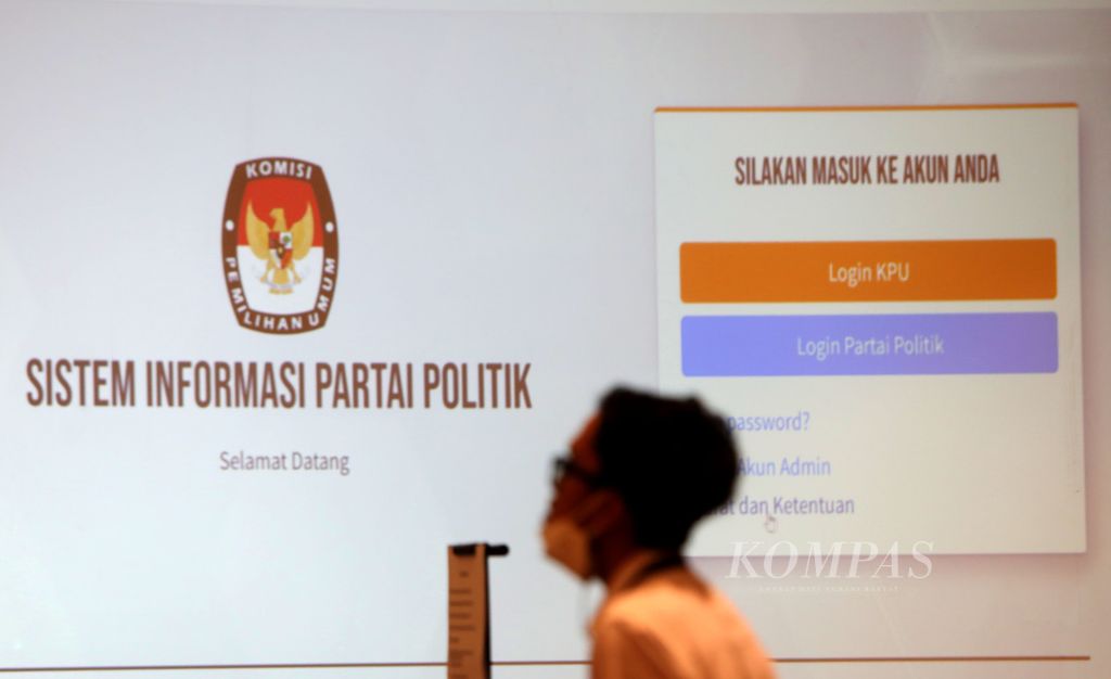 Tampilan layar dalam Sistem Informasi Partai Politik (Sipol) yang dipresentasikan petugas KPU saat uji coba Sipol di Jakarta, Kamis (9/6/2022). 