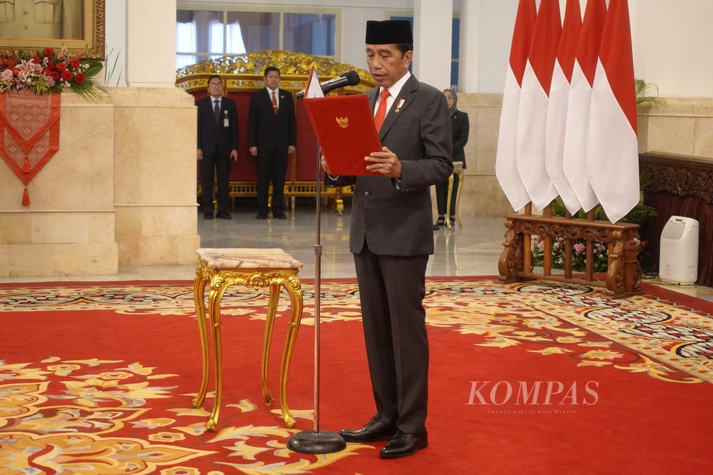 Presiden Joko Widodo pada acara Pelantikan Menteri dan Wakil Menteri Kabinet Indonesia Maju Sisa Masa Jabatan Periode Tahun 2019-2024 dan Anggota Dewan Pertimbangan Presiden, di Istana Negara, Senin (17/7/2023). 