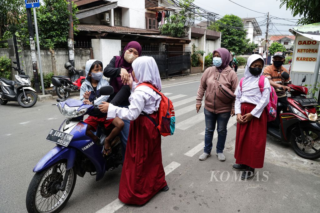 Orangtua mengantar anak mereka hingga ke gerbang sekolah di SD Negeri Joglo 05, Kembangan, Jakarta Barat, Selasa (31/1/2023). 
