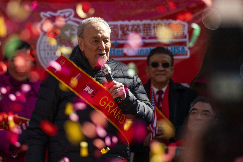 Senator New York Chuck Schumer berbicara kepada orang-orang yang bersuka ria saat parade Tahun Baru Imlek Naga di lingkungan Chinatown Manhattan di New York, AS, Minggu (25/2/2024). 