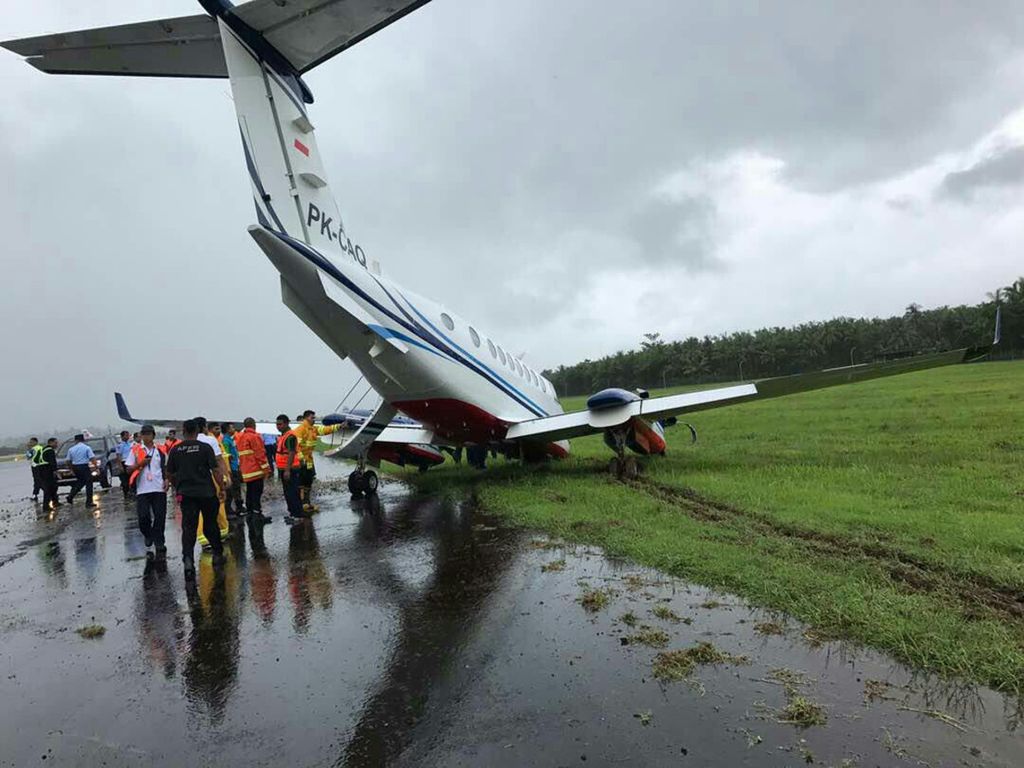 Pesawat jenis King Air 350i milik Kementerian Perhubungan dengan nomor penerbangan PK-CAQ tergelincir saat mendarat di Bandar Udara Pattimura, Ambon, Rabu (31/5).