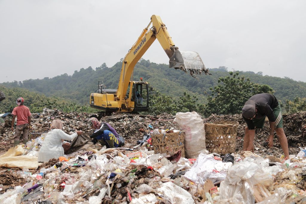 Sejumlah pemulung memilah sampah di Tempat Pembuangan Akhir Sampah Sarimukti, Kabupaten Bandung Barat, Jawa Barat, Sabtu (19/2/2022).