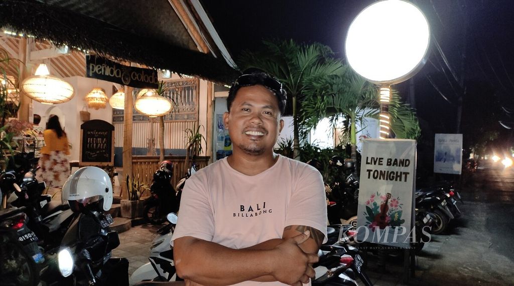 Pemilik usaha Penida Colada Beach Bar di Desa Ped, Nusa Penida, Wayan Surianta di depan restorannya di Desa Ped, Nusa Penida, Kabupaten Klungkung, Kamis (7/7/2022).