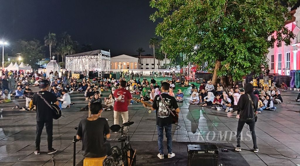 Aksi panggung jalanan dari Komunitas Musik KotaTua Bersatu di Kota Tua Jakarta, Kamis (21/12/2023). Mereka merupakan seniman jalanan yang dilirik pihak manajemen Kota Tua Jakarta untuk menghibur para pengunjung.