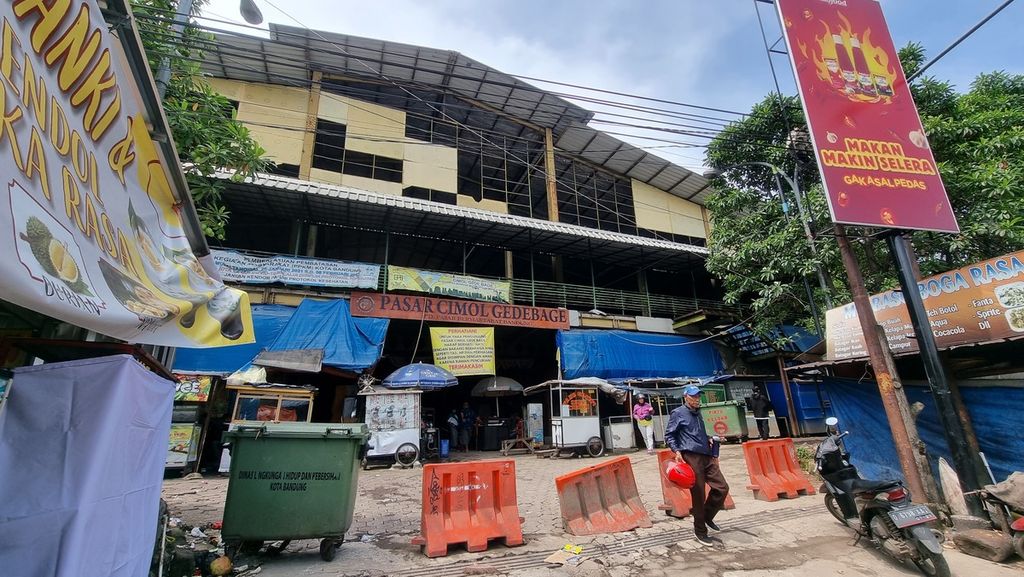 Kondisi gedung Pasar Cimol Gedebage, Kecamatan Panyileukan, Kota Bandung, Jawa Barat, yang sepi pengunjung, Selasa (21/3/2023). Akses masuk ke pasar tersebut ditutup dan kios-kios di dalamnya tidak menunjukkan aktivitas jual beli. 