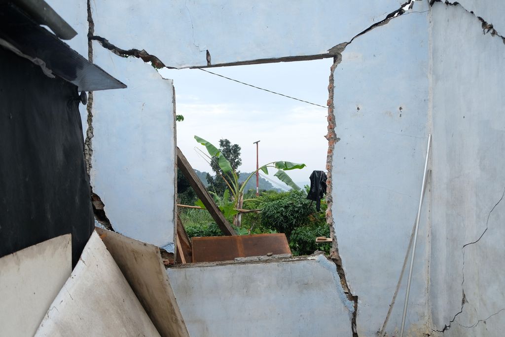 Kondisi bagian dalam salah satu rumah warga yang rusak akibat pergerakan tanah di Kampung Curug, Desa Bojong Koneng, Kecamatan Babakan Madang, Kabupaten Bogor, Rabu (9/11/2022). 