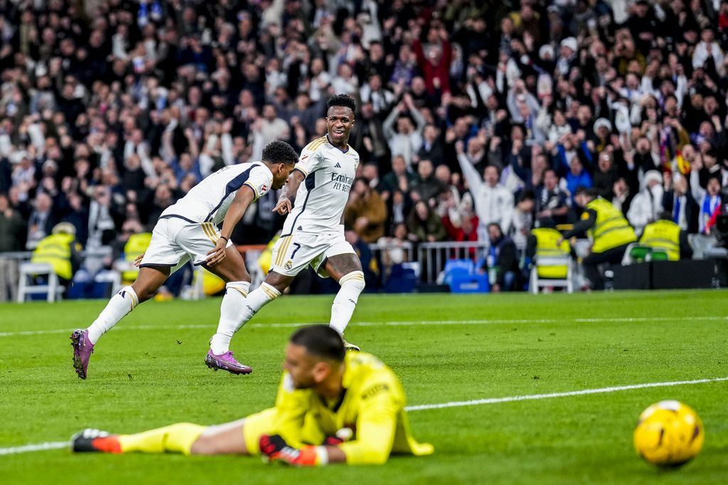 Penyerang Real Madrid, Rodrygo (tengah), merayakan gol ke gawang Girona, Minggu (11/2/2024) dini hari WIB. 