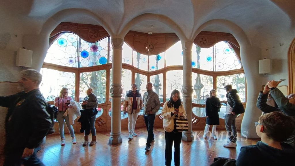 Pengunjung berada di salah satu ruangan gedung Casa Battlo di Barcelona, Spanyol, 8 Desember 2023.
