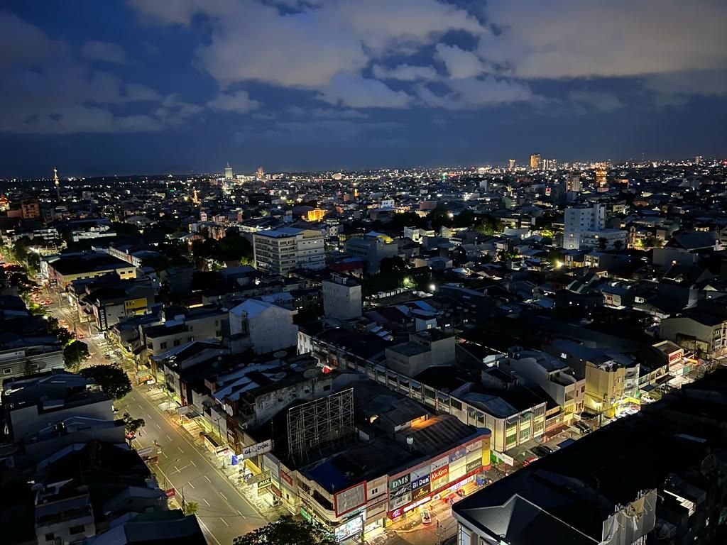 Pemandangan pada malam hari di Kota Makassar, Sulawesi Selatan, dari salah satu sudut kota, Desember 2021.