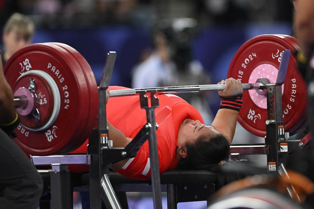 Lifter putri Indonesia, Sriyanti, saat melakukan angkatan dalam pertandingan nomor +86kg putri para angkat berat Paralimpiade Paris 2024 di Porte de la Chapelle Arena, Paris, Perancis, Minggu (8/9/2024). Penampilan Sriyanti menutup perjuangan atlet Indonesia di Paralimpiade Paris.