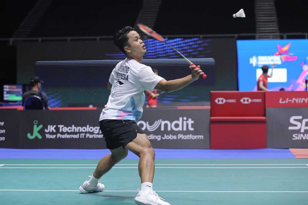 Pemain Indonesia Anthony Sinisuka Ginting mengembalikan kok kepada pemain Malaysia Leong Jun Hao pada babak 16 besar Singapura Terbuka di Singapore Indoor Stadium, Kamis (30/5/2024). Anthony kalah dengan skor 14-21, 21-10, 8-21.