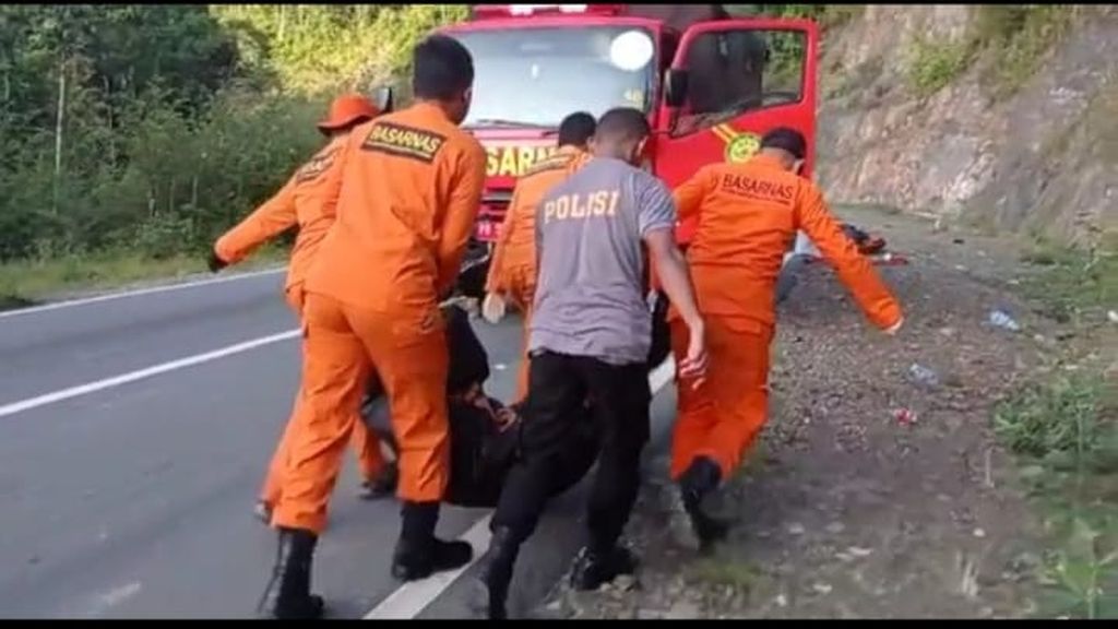 Tim SAR Manokwari dan pihak kepolisian mengevakuasi para korban kecelakaan truk di Distrik Minyambouw, Kabupaten Pegunungan Arfak, Papua Barat, Rabu (13/4/2022).