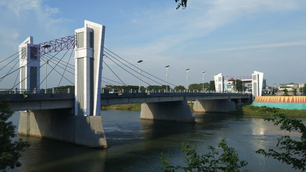 Jembatan Brawijaya di atas Sungai Brantas yang membagi Kota Kediri, Jawa Timur, menjadi dua bagian berdiri megah, beberapa waktu lalu.