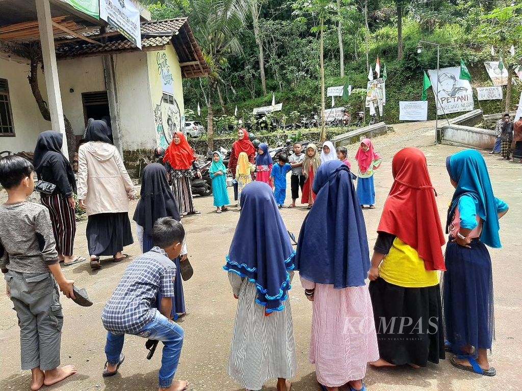 Anak-anak Desa Wadas, Kecamatan Bener, Purworejo, Jawa Tengah, bermain bersama sebagai bagian dari kegiatan trauma <i>healing</i> yang dilakukan sejumlah sukarelawan di halaman Masjid Nurul Huda, Senin (14/2/2022).