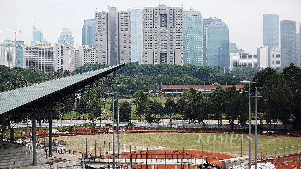 Proyek renovasi  stadion sofbol di kompleks Stadion Utama Gelora Bung Karno, Senayan, Jakarta Pusat, Selasa (14/11). Pembangunan arena pertandingan terus dikebut agar dapat diuji coba sebelum Asian Games Jakarta-Palembang 2018.