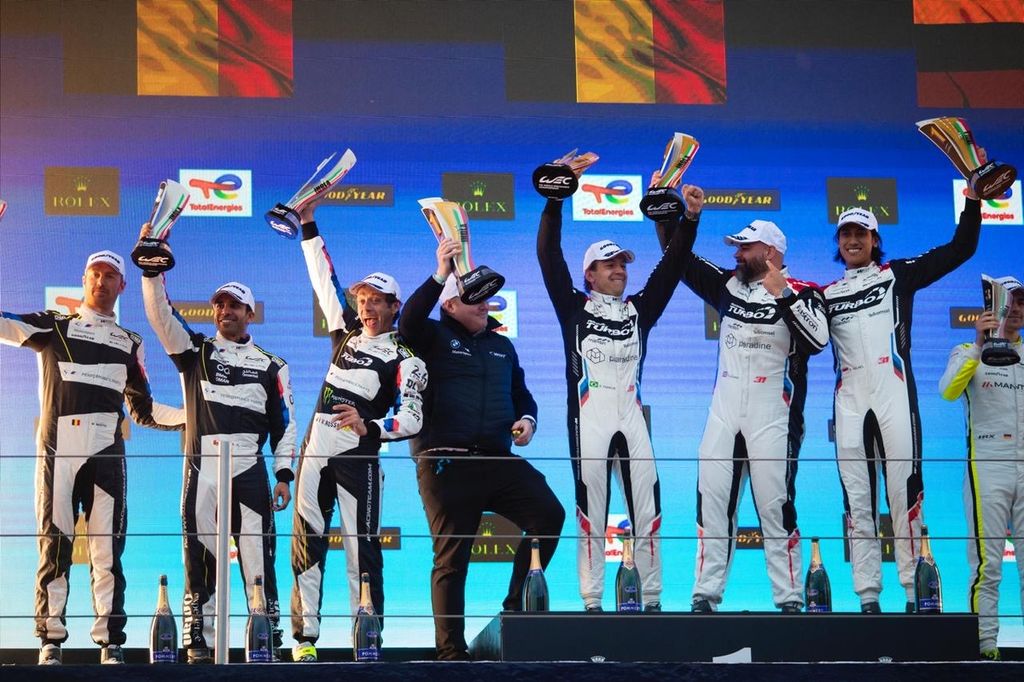 Sean Gelael (paling kanan) dan kedua rekannya dari tim WRT 31 berhasil memenangi balap mobil ketahanan FIA World Enduro Championship di Sirkuit Imola, Italia, Minggu (21/4/2024).