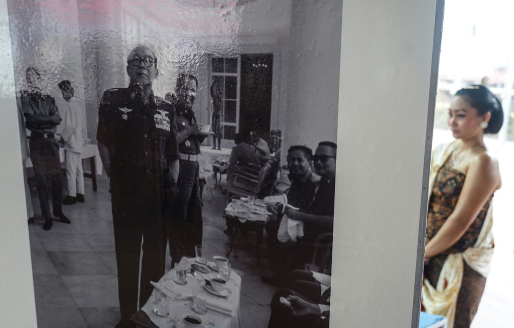 Sebuah foto dokumentasi Presiden Pertama RI Ir. Soekarno yang menjadi bagian rangkaian acara Pameran Kuliner Kegemaran Presiden RI Ir. Soekarno di Museum Kepresidenen RI Balai Kirti, Istana Bogor, Kota Bogor, Jawa Barat, Kamis (9/12/2021). 