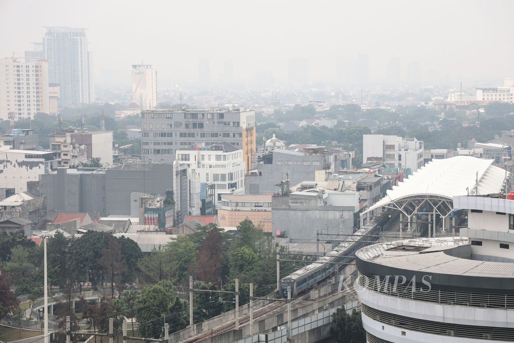 Kondisi udara di kawasan Blok M, Jakarta Selatan, Senin (15/5/2023). 