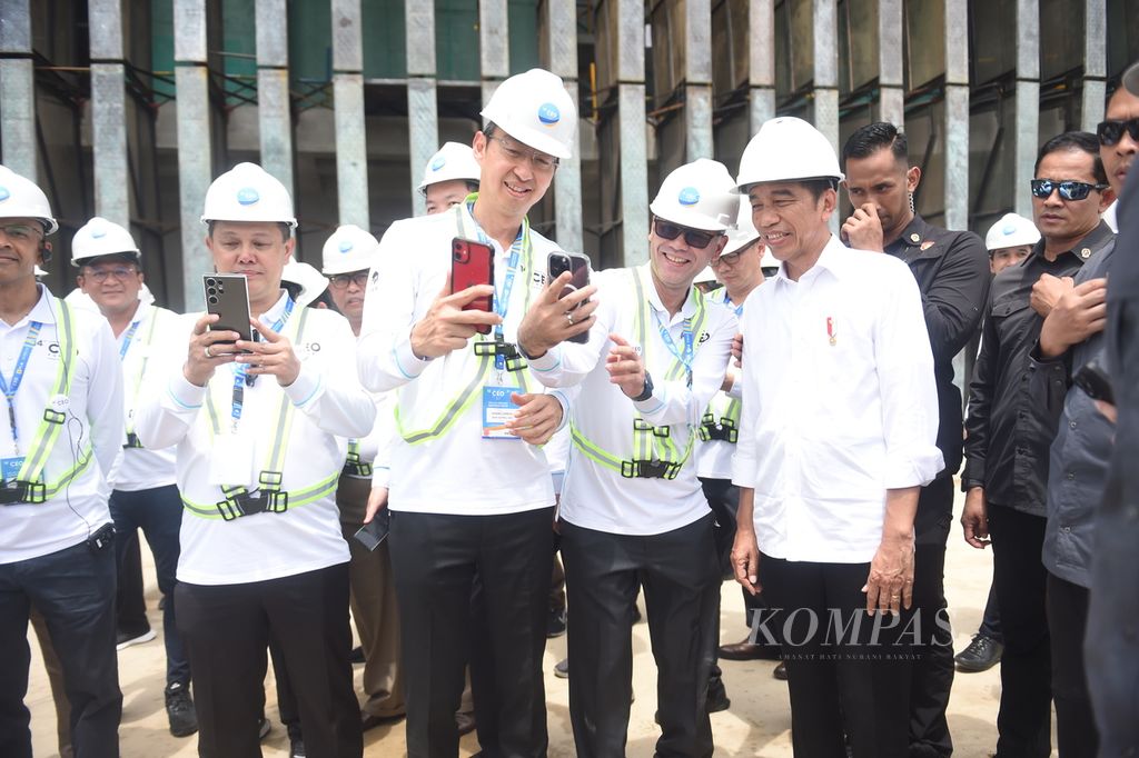 Peserta Kompas100 CEO Forum Powered By PLN berfoto bersama Presiden Jokowi di kawasan pembangunan Kantor Kepresidenan di Ibu Kota Nusantara, Kalimantan Timur, Kamis (2/11/2023). 