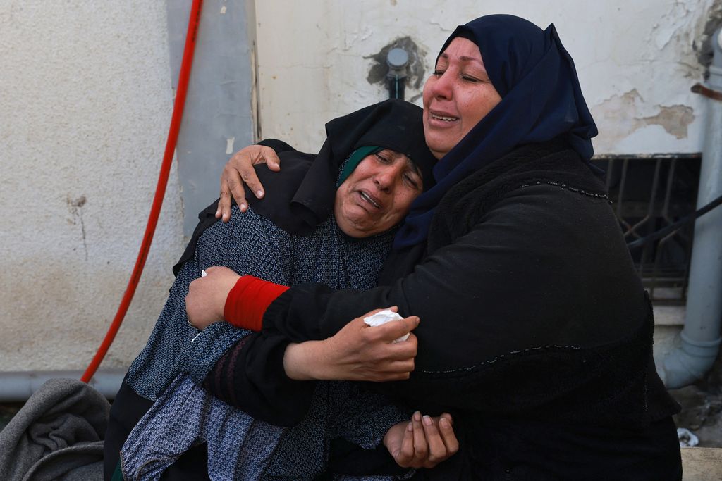 Wanita Palestina berduka atas kematian kerabat mereka dalam pengeboman Israel di Rumah Sakit Al-Najar di Rafah, Jalur Gaza selatan, Senin (12/2/2024).