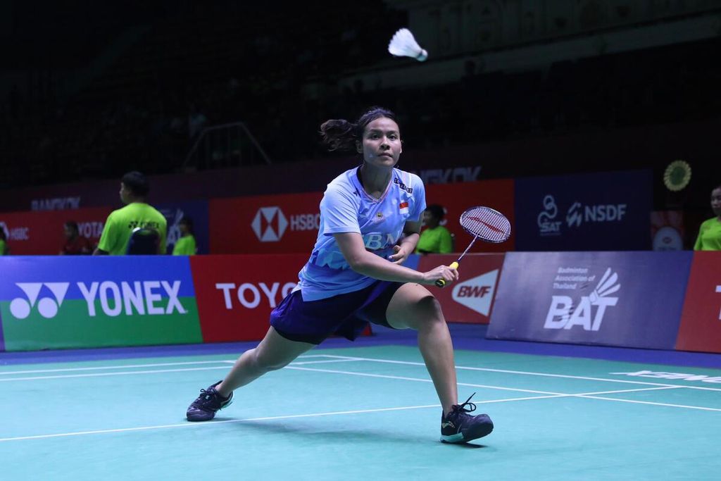 Pebulu tangkis Indonesia, Komang Ayu Cahya Dewi, mengembalikan kok ke pemain Hong Kong, Saloni Samirbhal Mehta, pada babak pertama Thailand Terbuka di Stadion Nimibutr, Bangkok, Rabu (15/5/2024). Komang menang dengan skor 21-17, 13-21, 21-11.