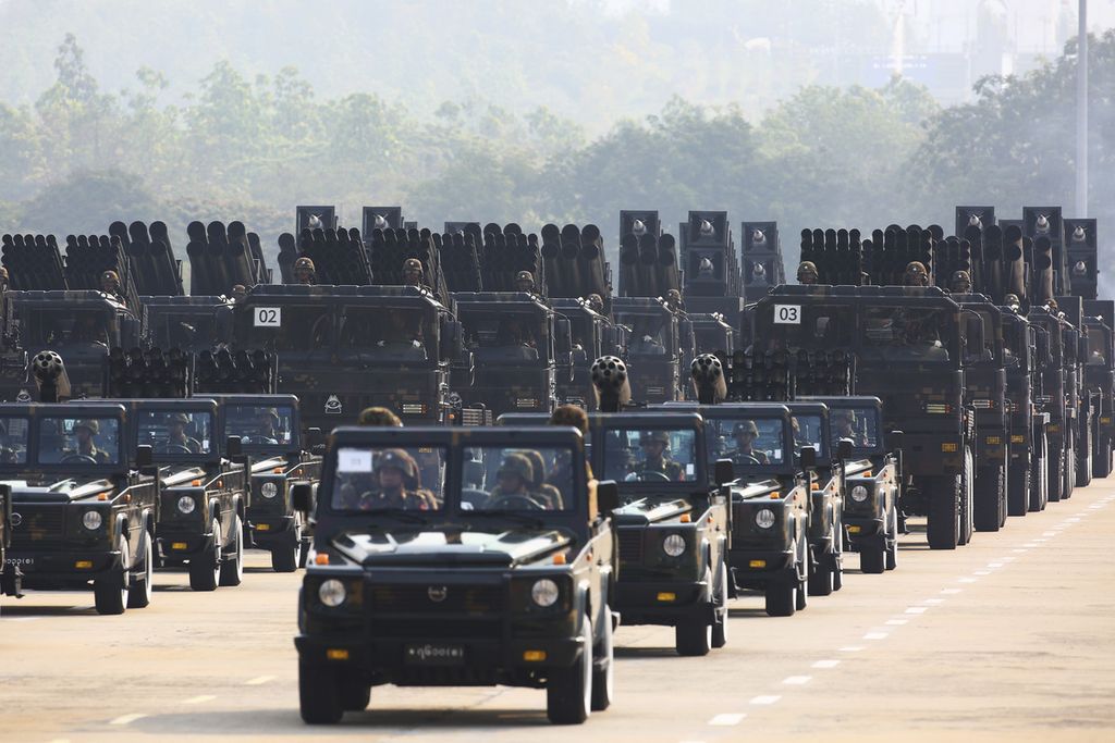Petinggi militer Myanmar meninggalkan lokasi parade dalam rangka peringatan hari ulang tahun ke-78 Angkatan Bersenjata Myanmar di Naypyidaw, Myanmar, Senin (27/3/2023. 