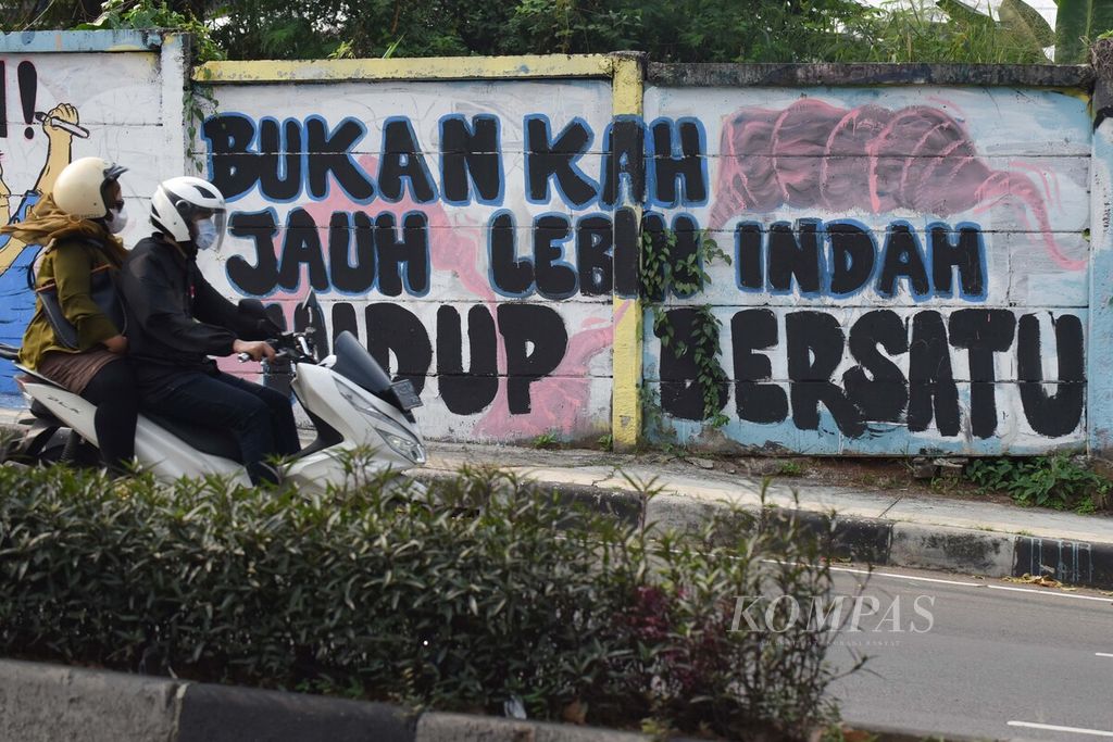 Selain untuk mempercantik dinding di tepi jalan, mural juga menjadi media sejumlah kalangan untuk menyampaikan pesan-pesan keindonesian seperti menjaga kesatuan dan persatuan bangsa. Hal itu salah satunya ditemui di dinding pembatas antara Tol Cijago dan Jalan Juanda, Kota Depok, Jawa Barat, Jumat (23/7/2021). 