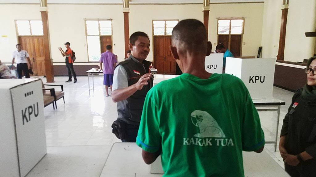 Pasien RSJ Dr Radjiman Wediodiningrat, Lawang, Kabupaten Malang, Jawa Timur, memberikan suara di tempat pemungutan suara keliling di RSJ setempat, Rabu (17/4/2019). Ada 31 pasien yang mendapatkan formulir A5 di RSJ ini.