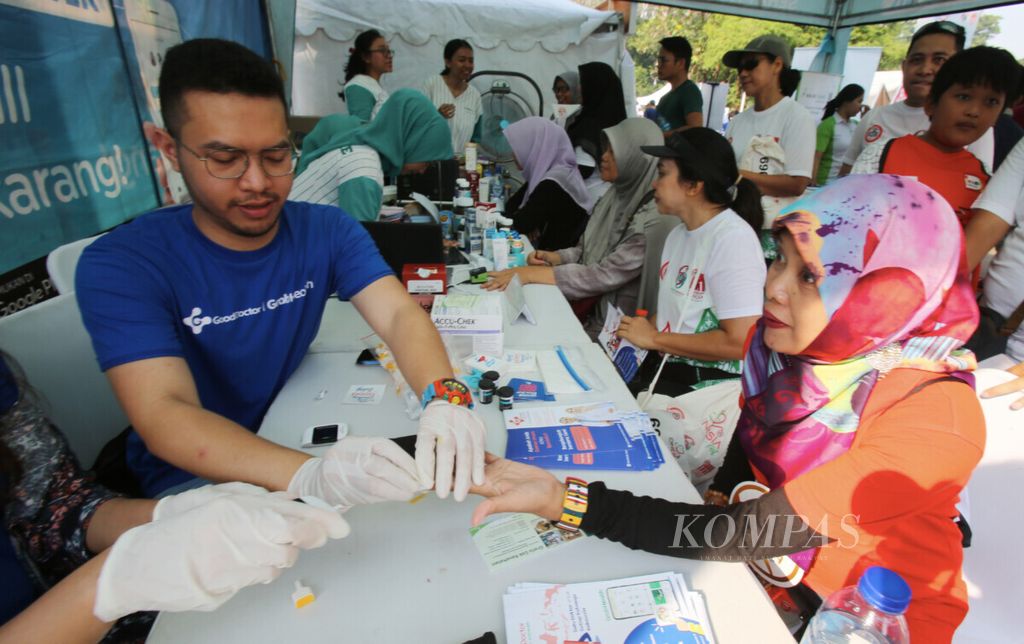 Suasana layanan pemeriksaan kesehatan gratis pada acara IDI untuk Indonesia (IDINESIA) di Pintu Lima, Gelora Bung Karno, Senayan, Jakarta, Minggu (24/11). Selain pemeriksaan kesehatan umum, cek dan konsultasi <i>stunting </i>serta kesehatan reproduksi remaja juga digelar gratis.