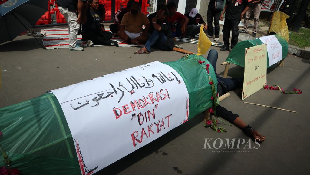 Sejumlah warga menggelar aksi di depan Kantor Dewan Perwakilan Rakyat Daerah Kabupaten Indramayu, Jawa Barat, Senin (26/9/2022). Mereka menyatakan mosi tidak percaya terhadap Bupati Indramayu Nina Agustina.