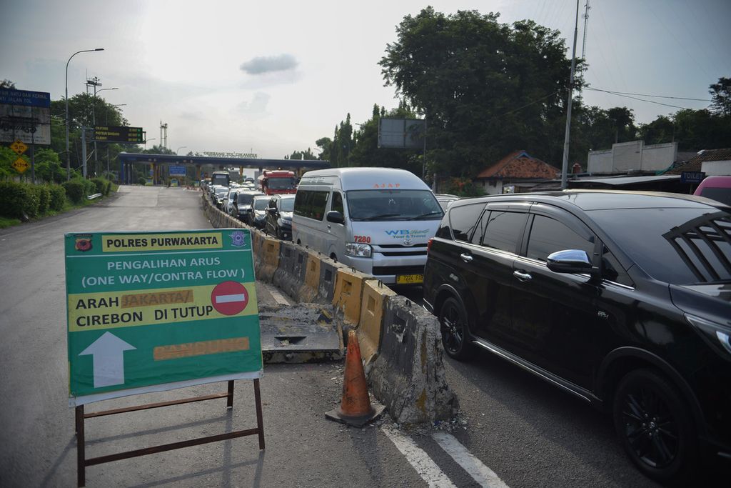 Papan informasi penutupan akses Jalan Tol dari Gerbang Tol Cikampek, Purwakarta, Jawa Barat, menuju arah Cirebon, Sabtu (29/4/2023).