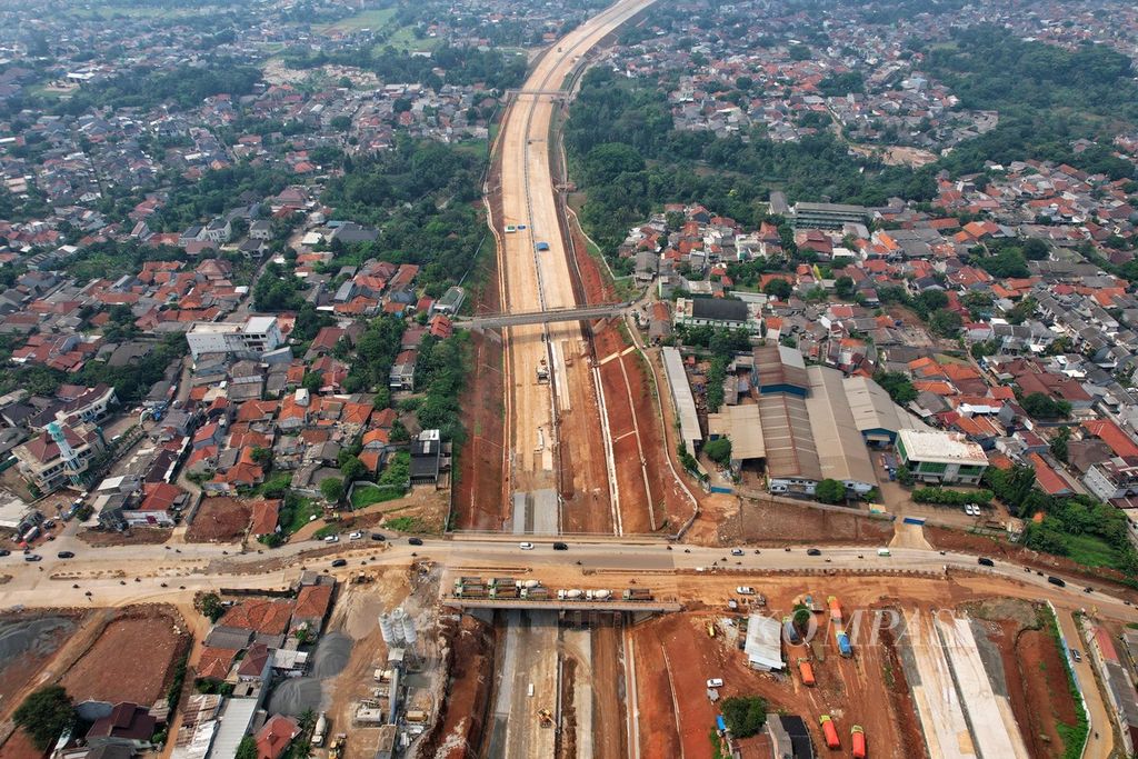 Lansekap pembangunan Tol Serpong-Cinere seksi 2, Pamulang-Cinere, di kawasan Limo, Depok, Jawa Barat, Minggu (28/5/2023). Tol Pamulang-Cinere sepanjang 3,65 kilometer ditargetkan beroperasi pada tahun ini.