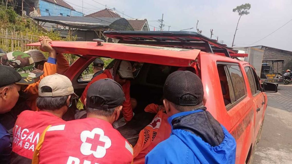 Proses evakuasi pendaki yang meninggal di Gunung Arjuno, Jawa Timur, Minggu (20/8/2023)