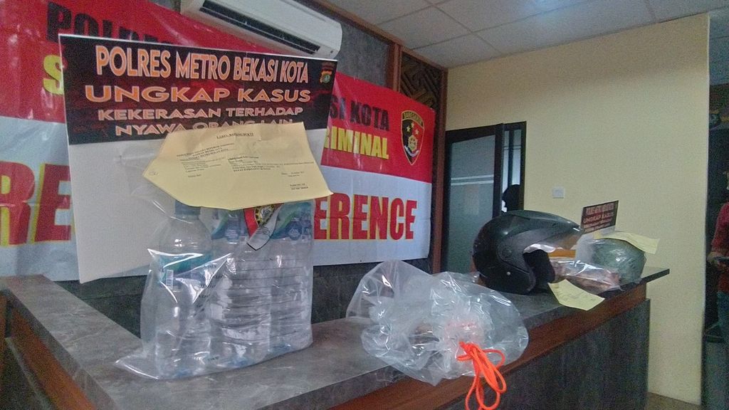 Beberapa barang bukti yang digunakan oleh pelaku pembunuhan seorang pemilik toko kelontong ditunjukkan saat siaran pers di Kantor Polres Metro Bekasi Kota, Jawa Barat, Rabu (16/11/2022).