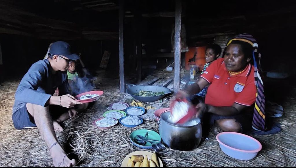 Refol Malimpu mengunjungi rumah warga di Kampung Mamit, Distrik Kembu, Kabupaten Tolikara, Papua Pegunungan.