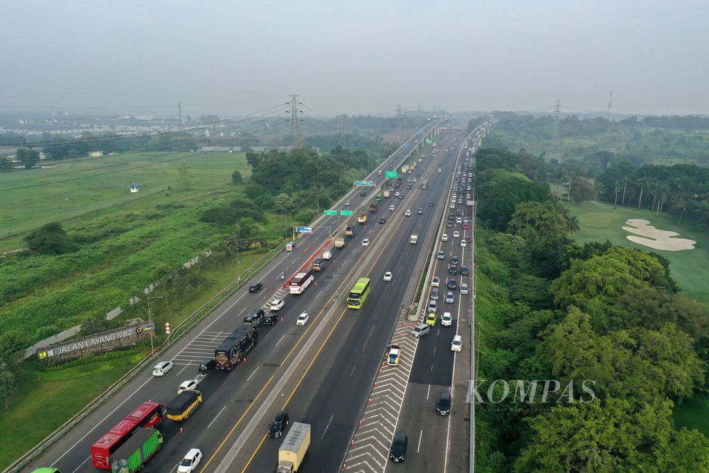 Pemudik pengguna Jalan Layang MBZ mengambil lajur lawan arus saat turun di Jalan Tol Jakarta-Cikampek Kilometer 47, Karawang, Jawa Barat, Sabtu (6/4/2024).
